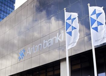 Upp­sagn­ir þvert á yf­ir­lýs­ing­ar bank­ans